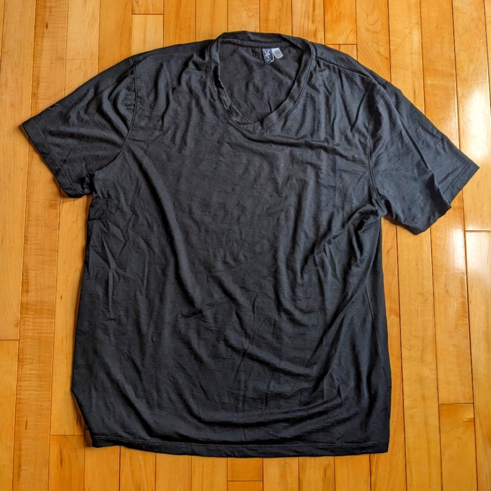 IBEX - M's v-neck short sleeve shirt. Size L.
